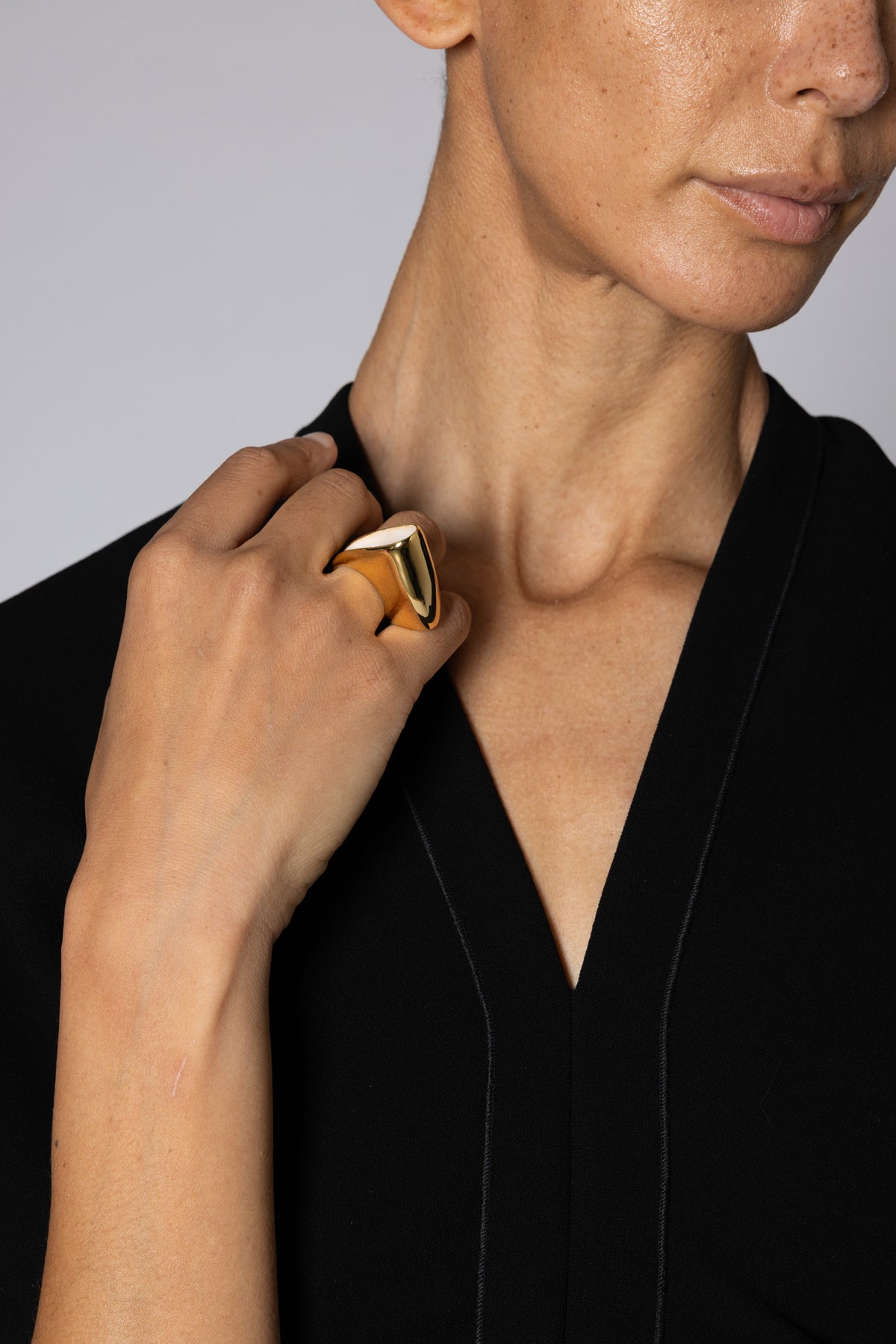 FOSSA RING WITH CREAM ENAMEL